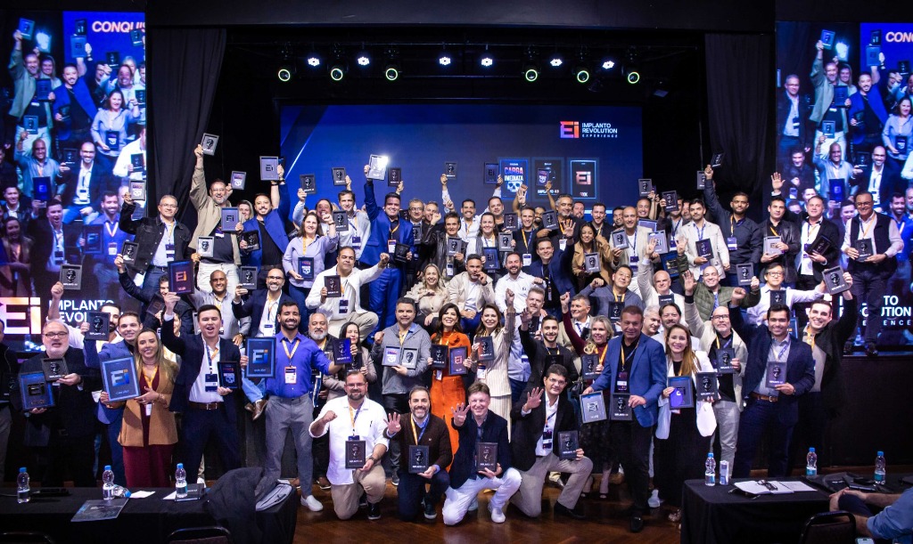 Alunos da Escola do Implantodontista no palco do Congresso 2025